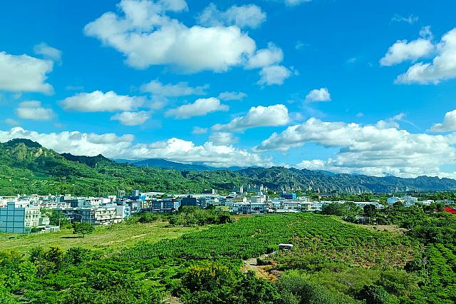 窓の外には贅沢な景観が広がっています。「都蘭山」や「小黃山(小黄山)」を、部屋から独り占め～

