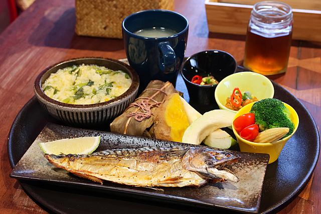 鯖定食「鯖魚風味餐」。おなじみの「阿粨」や、さつまいももついて、ボリューム満点です