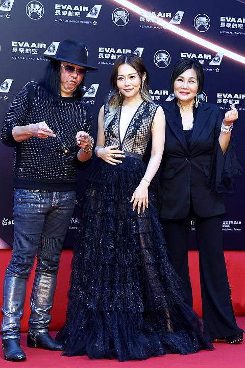母親、プロデューサーと登場した「林沛蕎」。音楽の師匠でもあるお母様がラッキーアイテムだそう！それにしても、コピペしたかのようにそっくりな母子♡ 