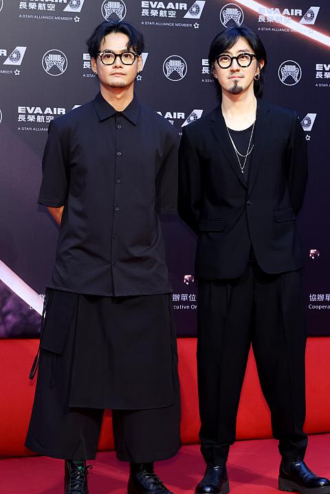 香港生まれの日本人「新井十一」(右)は、最優秀アルバムプロデューサー賞にノミネート