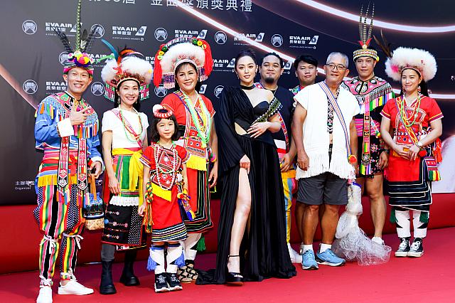 阿美族(アミ族)の「舞思愛(Usay Kawlu)」。賞を掴めるようにとお父さんが、持参した漁網で魚を採る儀式を披露(笑)。お父さん、かわいすぎ～♡受賞できるといいですね♪