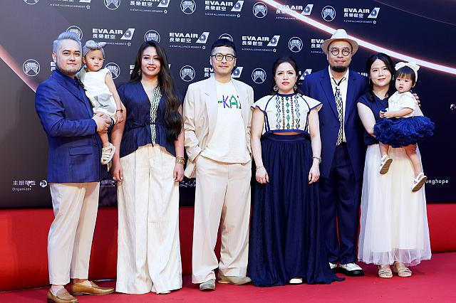 「歐開合唱團 O-Kai Singers」は、アルバムの発売と同時期に誕生したという2人の赤ちゃんを連れて♡