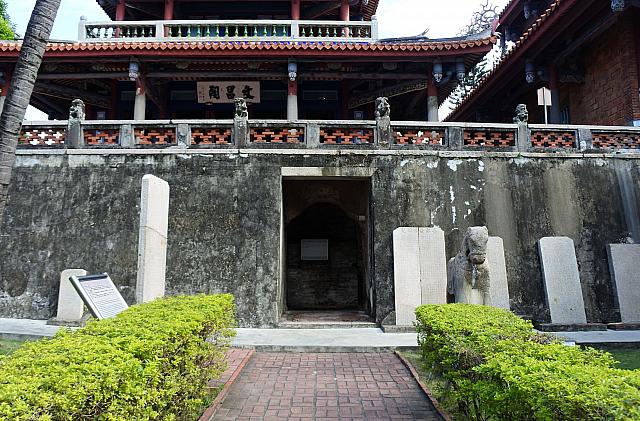 西側土台部分もプロヴィンティア城時代の正門が