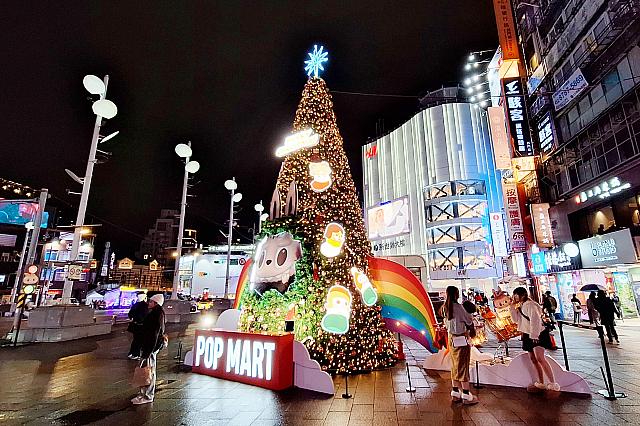 「POP MART」のLABUBUクリスマスツリー