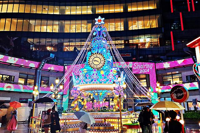 ライティングショーが楽しめる豪華なクリスマスツリー