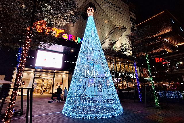 ATT4FUN前には大人しいクリスマスツリー！