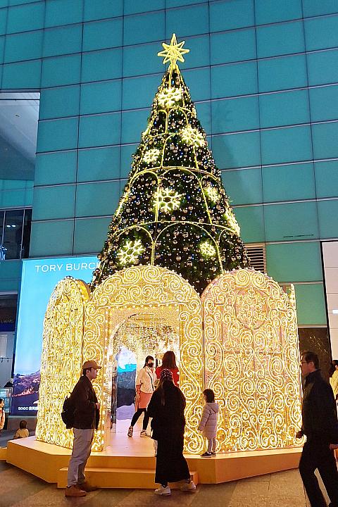 外のクリスマスツリーは中が鏡張りになっています！