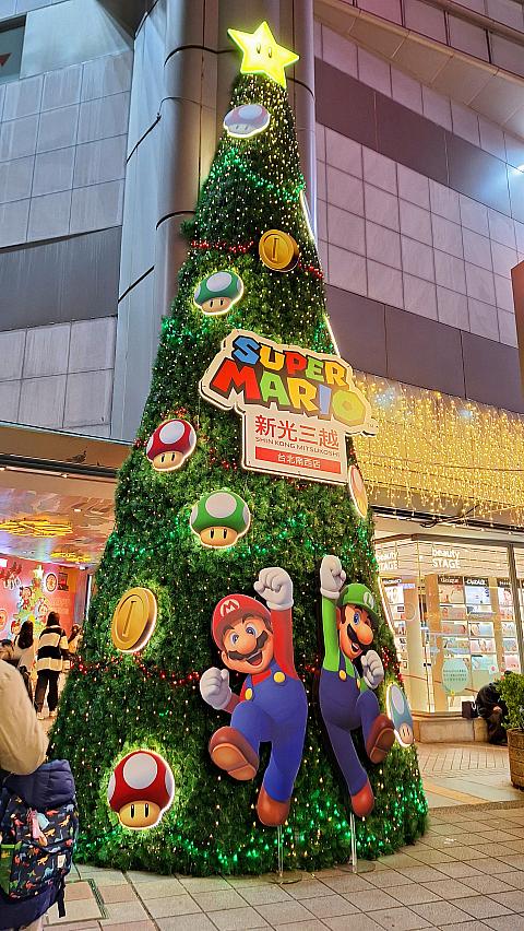 ライトアップされたマリオブラザーズクリスマスツリー