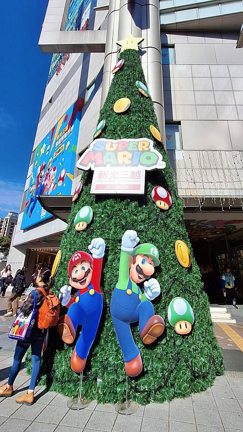 昼間のマリオブラザーズクリスマスツリー