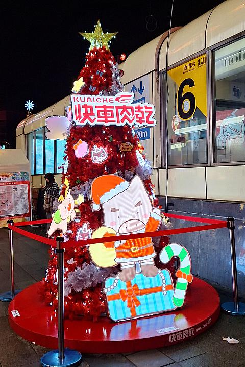 「快車肉乾」のクリスマスツリー、なかなかインパクトが大きいです