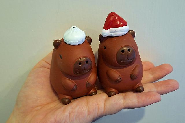 最近茶壷をのせてくれるドリンクショップが流行っているんですが、クリスマスシーズンはカピバラさんがサンタクロースに大変身！