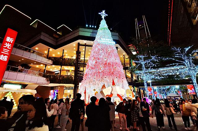 雪が降る巨大クリスマスツリー