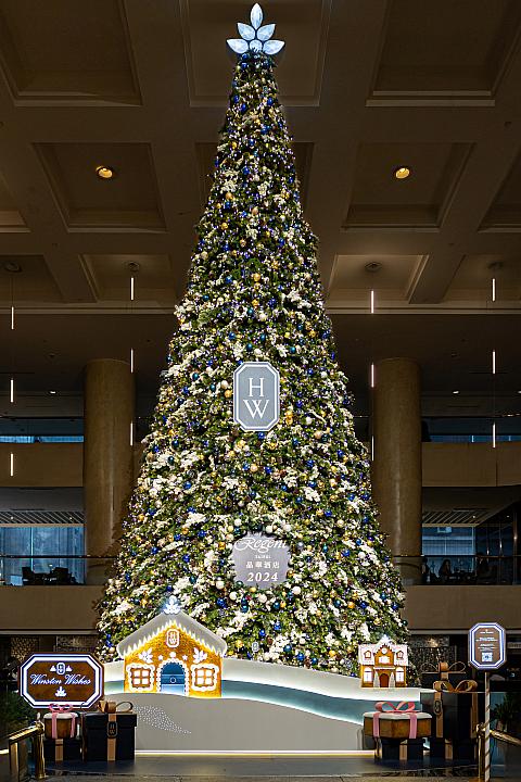 ホテルの中にこんな立派なクリスマスツリーがあるってすごいでしょう？<br>画像提供：晶華酒店