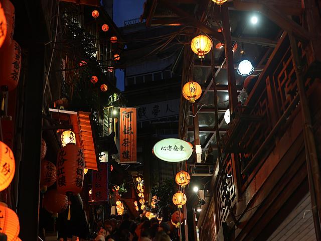 「九份派出所」のスタート地点から階段を登ると見える赤提灯の景色。ここをしばらく登ると、見えるのが……