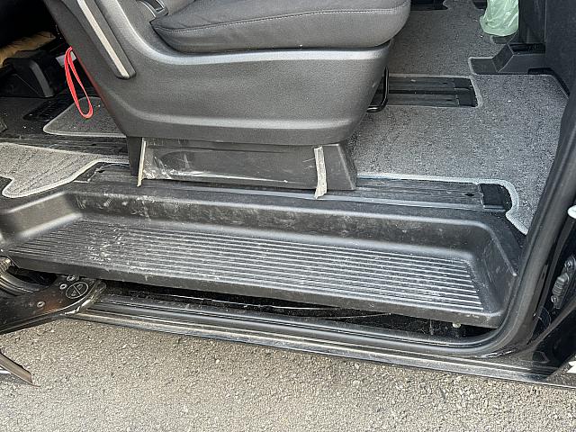 ジャンボタクシーは想像している以上に車高があるので、乗り降りする時は、この足場をしっかり活用してくださいね！