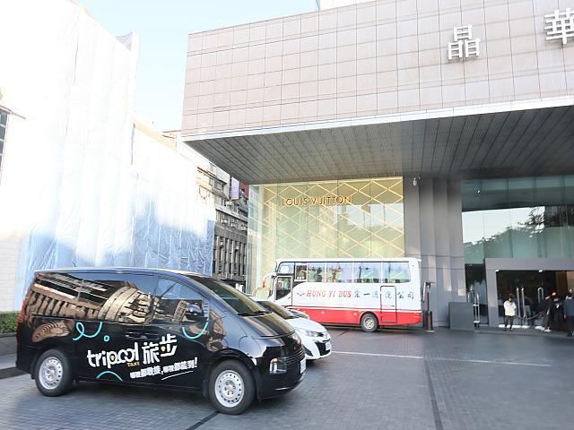 台北晶華酒店(リージェント台北)の正面入口前の駐車場で待ち合わせ。ジャンボタクシーを見つけ、テンション上がる〜！