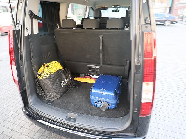 いよいよ帰国。荷物を積み込むスペースも広々としています。ただ、相乗りの方はお一人様につき大型スーツケース1個、手荷物1個までとなりますので、ご注意を！