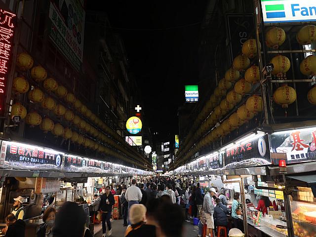 基隆廟口夜市。台北市内では味わえない雰囲気はこちらで堪能！