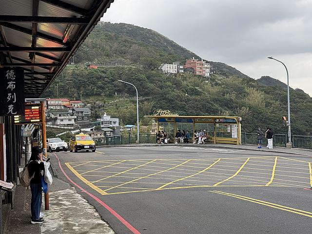 降車地点の「九份派出所」のバス停前。迎えに来てもらうときは、屋根のあるところで待っていれば雨の日も濡れなくて済みますよ！