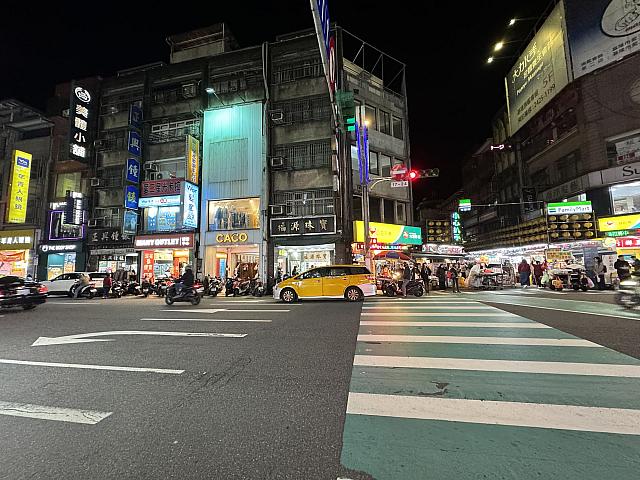 基隆廟口夜市の入口前。ナビは「THE BODY SHOP」の前で乗降車しましたが、短い時間で済ませてくださいね！
