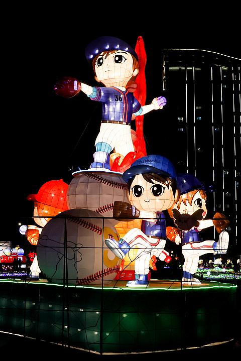 2024年プレミア12で優勝した台湾代表チームを讃える野球関連のランタン＆展示も多数