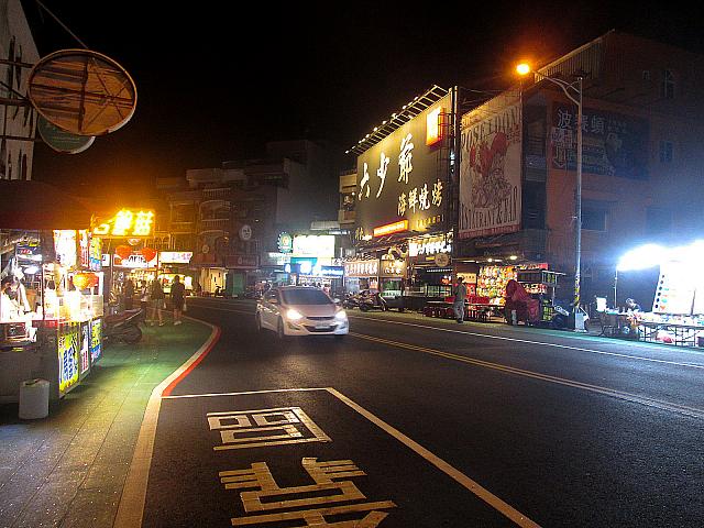 夜が更けても夜市はにぎやか