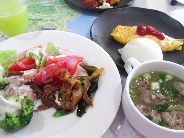 バイキングはこんな感じで楽しみました。右のボールが牛肉スープですよ～