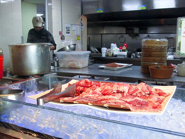 生の牛肉が用意されていて、鍋でシャブシャブしたら器に取りスープをかけて、トッピングします