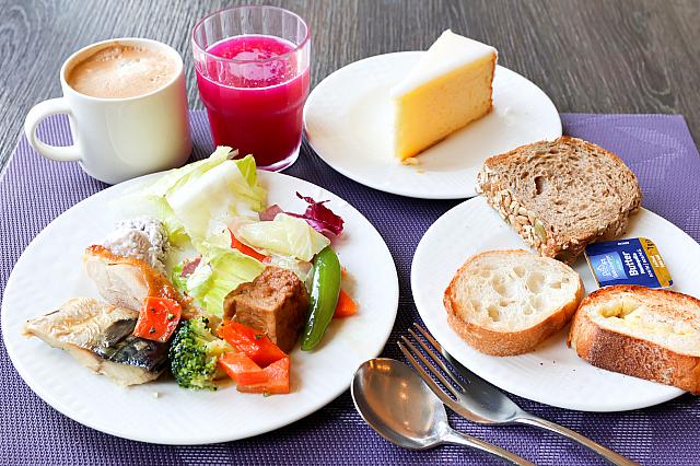 翌日の朝食はパンを制覇！そんなことしてたら絶対食べるべき卵を食べ忘れた……。あほすぎる