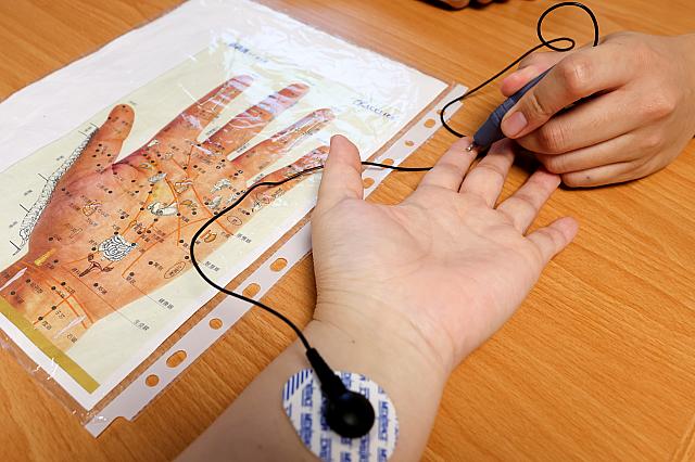 ツボが集まるのは耳だけではなく、手のひらもなんです。手のひらでも弱っている箇所がわかります。こっちは電気をビリビリ感じるところが弱っていますよ～！