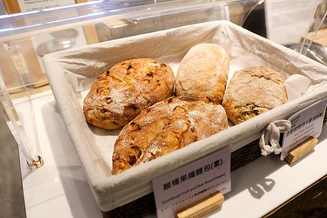 1日目夕食に食べたパンのおいしさに惚れこんで……