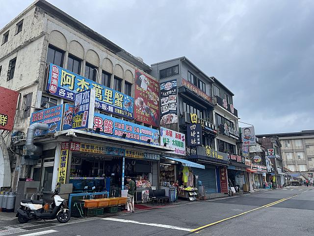 それまでの道にはなかった道路脇のにぎやかな雰囲気にまたテンションが上がります。個人的に来ていたら、ここで早めのお昼ご飯をいただくのも良いかもしれません