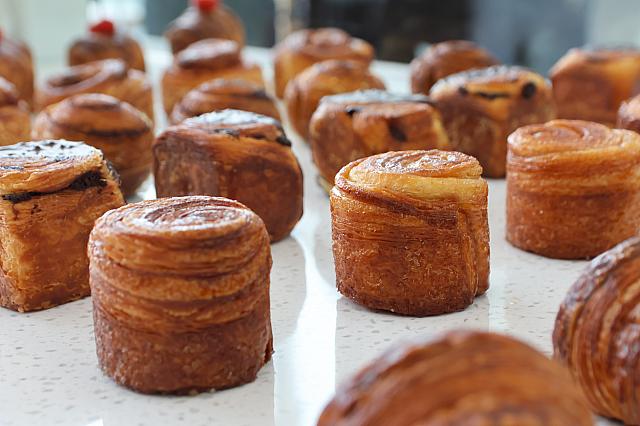 プレーン味のさくさくクロワッサンはもちろん、常時6～7種類のさまざまなクロワッサンが並びます。