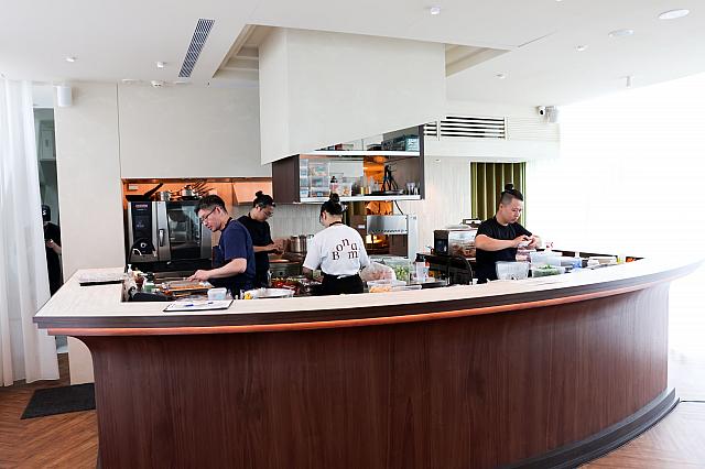 小ぢんまりとした空間のため、座席数は限りあり。お食事の際は事前予約がベターです。下記の予約サイトからご予約ください。