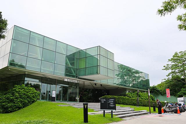 MRT「圓山」駅から花博公園脇をてくてく歩いた先にある「台北市立美術館(北美館)」。緑豊かな公園の一画にある台北を代表する美術館の1つです。