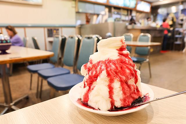 本日はこちらをチョイスしてみました！雪片冰系列から、マルベリー(桑椹雪片)90元。甘酸っぱい桑の実ソースがたっぷりとかけられていてミルク冰との相性抜群です。
