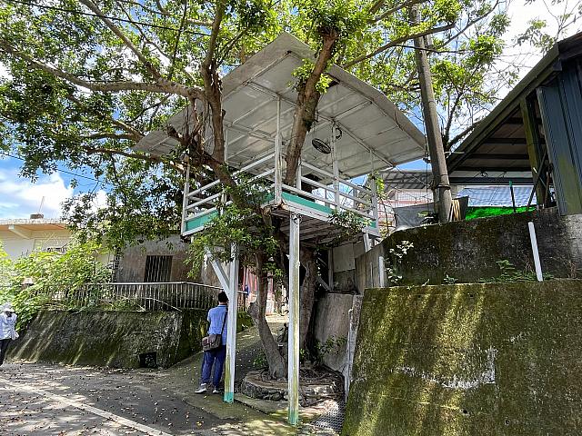 高床式倉庫のような造りのここは、秘密基地のような場所として使われているのだとか。秘密基地と聞いて、ナビも子供の頃に近所の友達と秘密基地を作って遊んでいたことを思い出しました笑
