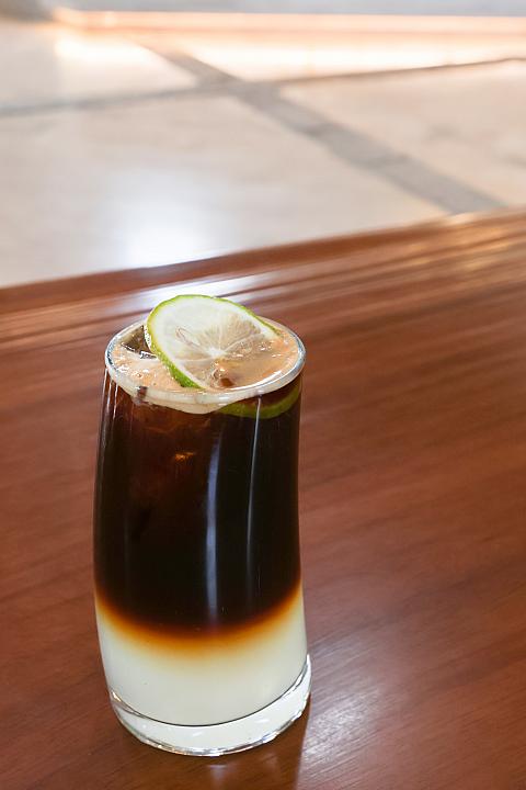 <b>西西里氣泡咖啡150元</b><br>さわやかなレモンの風味をプラスしたアイスコーヒーです。ほのかなシュワシュワ感が夏に最適！