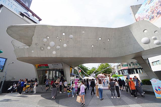 唯一エスカレーターが上り下りなのは出口4だけ。ちなみに松山新店線(グリーンライン)近くの比較的新しい出口(5～6)にあるエスカレーターは上り下りどちらもあります。