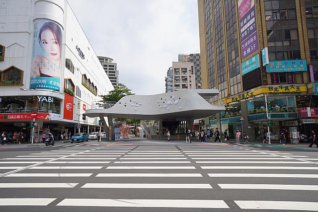 さらに、出口4を出たとこにある「心中山舞台」と同じような屋上景観空間(テラス)が出口1にもできていましたよ！