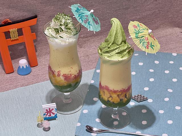 左)抹芒甘露冰沙(185元)<br>右)抹芒甘露漂浮(205元)