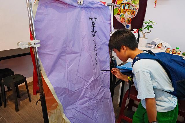 一生懸命スカイランタンにお願いを書いていた甥っ子くん