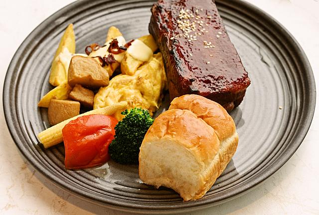 コーヒー照り焼きポークリブ「焦香烤肋排」には、深焙煎の「リストレット インテンソ」が使われていて、しっかりコーヒーらしさのあるスパイシーな味。
