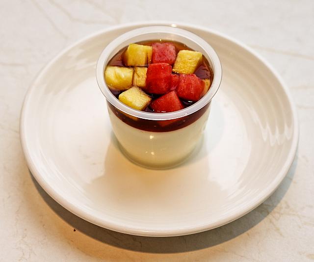バーボンで風味付けしたコーヒーパンナコッタ「波本咖香奶酪」は、フレーバーコーヒー「カフェ ヴァ二リオ」 が使われたバニラ風味のデザートです。