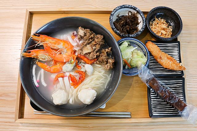 東港を代表するごはん、飯湯の定食セット