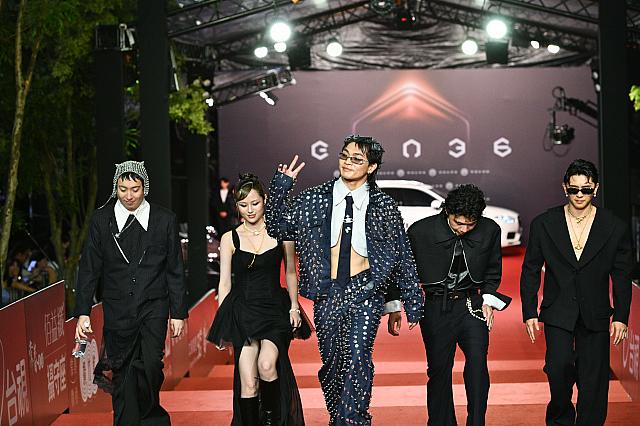 年度歌曲賞と最優秀バンド賞にノミネートの「美秀集團」。Yシャツの丈が短すぎるの～笑