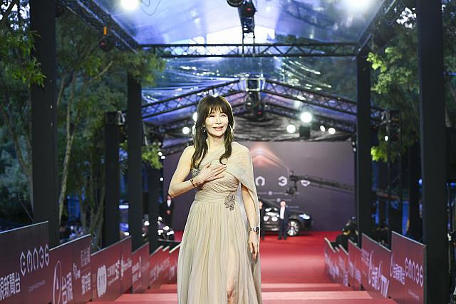美魔女の呼び名がぴったりの「蔡秋鳳(Carris Tsai)」。毎日の運動が、この美貌を保つ秘訣のようです。
