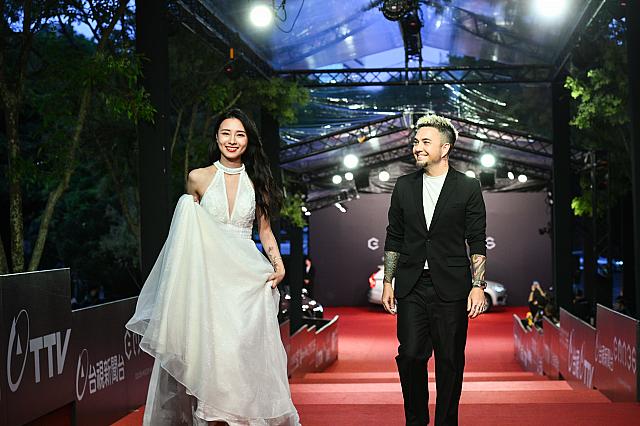 白いフワフワのドレスが似合いすぎる「陳忻玥」。