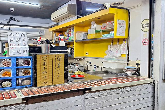 注文は口頭で！中国語が離せない時は、指差しで対応してくれます。写真は受取口です。注文は列に並んでどうぞ！