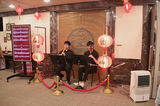 ホワイエでは、中国楽器の演奏もしていました。美しい音色に思わず聞き入ってしまいます♪ナビは以前二胡をかじったことがあるので、音色を聞いたらちょっと弾きたくなりました。